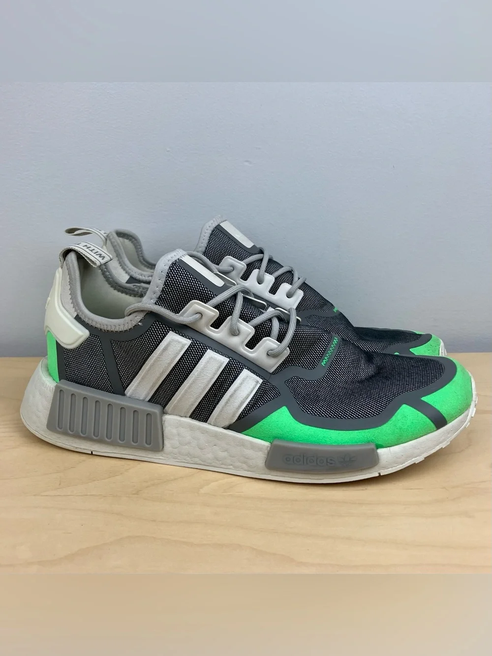 Adidas Men’s Size 10.0 NMD R1 Gray Screaming Green White Athletic Running Shoes